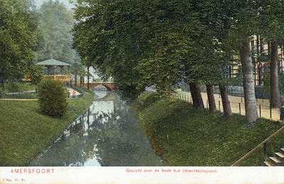 12838 Gezicht op de Westbuitensingel te Amersfoort uit het westen; met op de achtergrond de muziektent van de Sociëteit ...